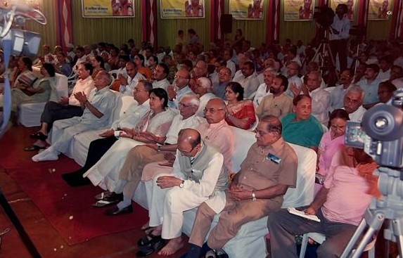Devotees and dignitaries gather in large numbers for a satsang assembly