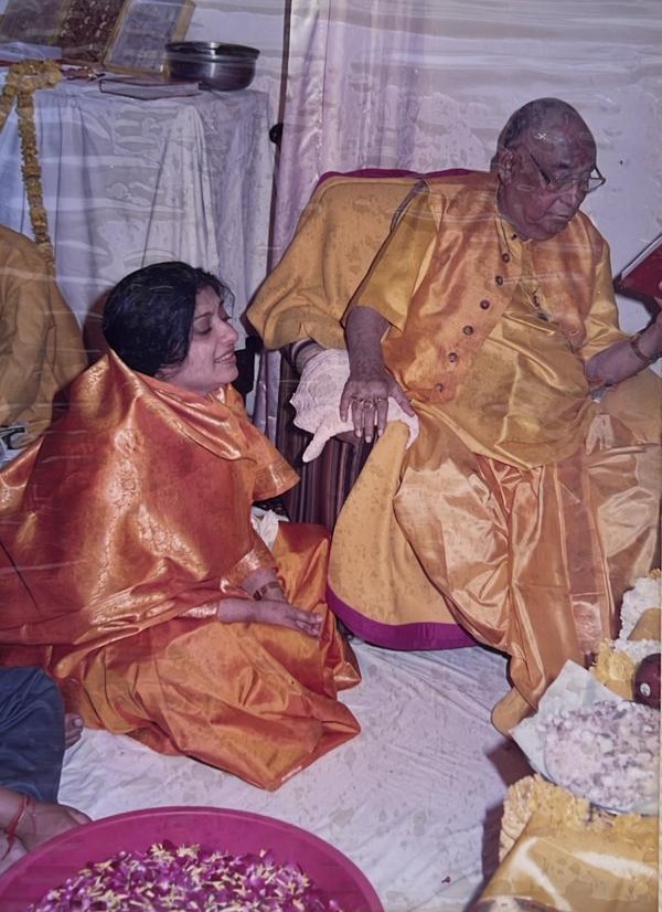 At the feet of Param Pujya Shree Ramkinkar ji Maharaj, a moment of quiet devotion