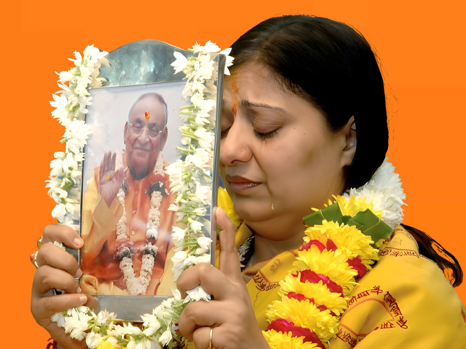 Didi Maa holding the garlanded portrait of Param Pujya Maharajshree
