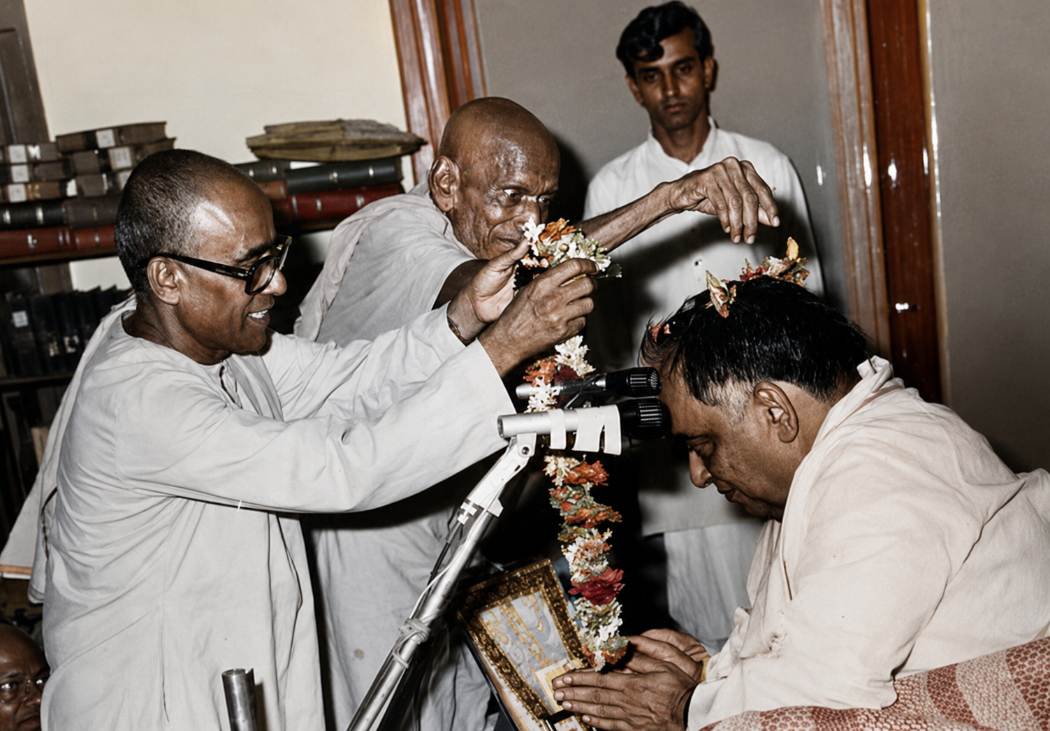 Blessings of an elder — a revered senior saint garlands Maharajshree