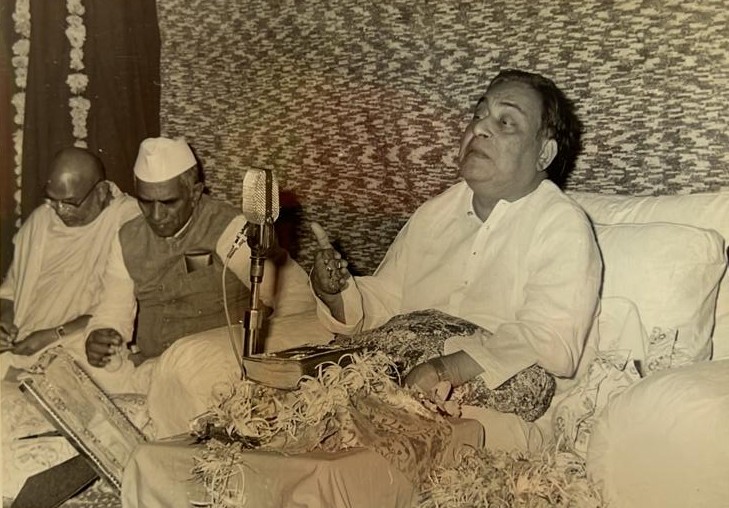 In discourse — expounding the Katha, scholars seated alongside